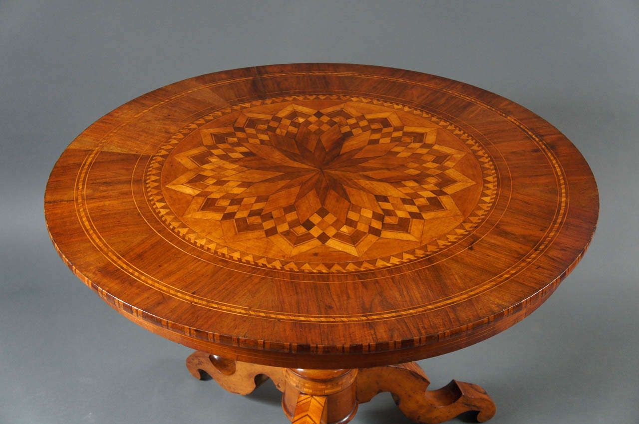 XIXe siècle Table centrale simple avec marqueterie en vente