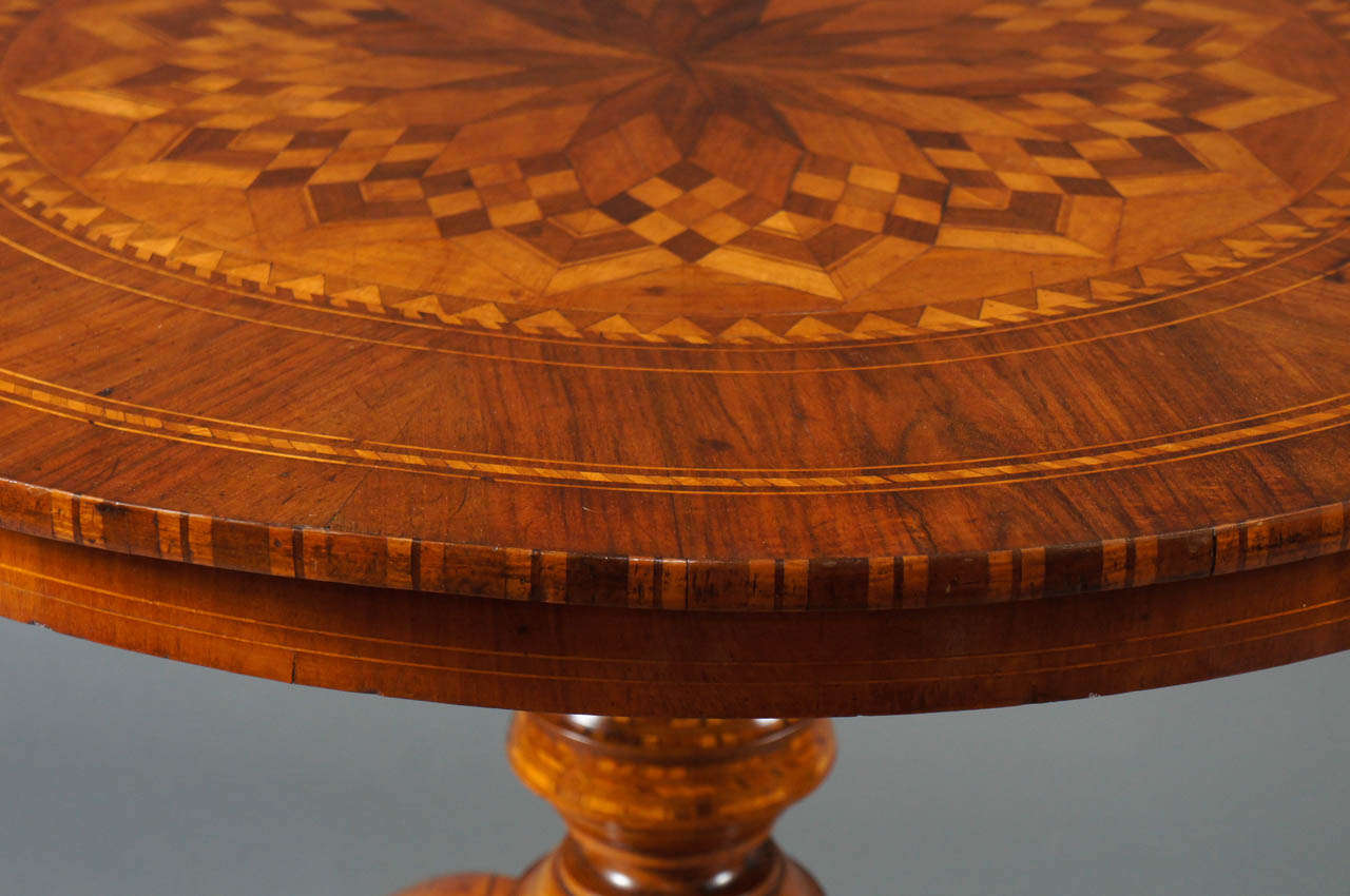 Table centrale simple avec marqueterie en vente 1
