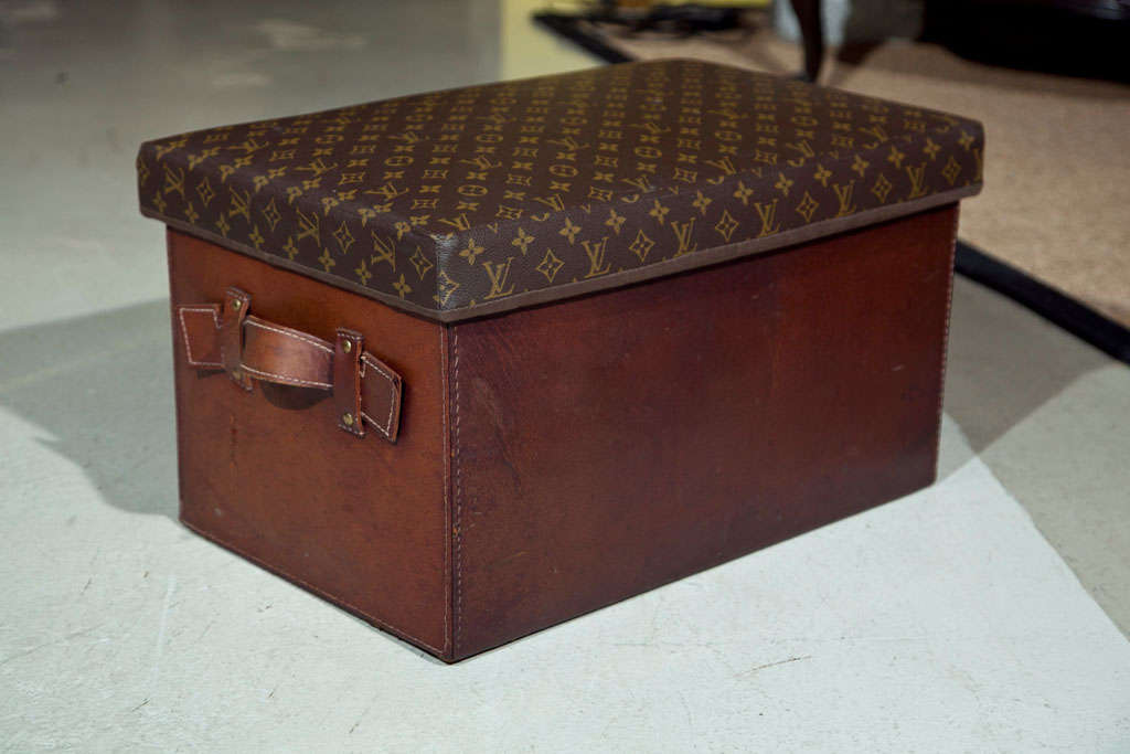 Vieille malle ou pouf tapissé Louis Vuitton sur 1stDibs