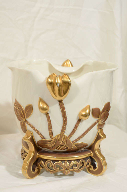 A Pair of White and Gold Royal Worcester Antique Porcelain Cache Pots In Excellent Condition In Katonah, NY