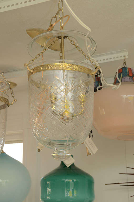 italien Lampe à suspension en forme de cloche gravée avec détails en laiton en vente