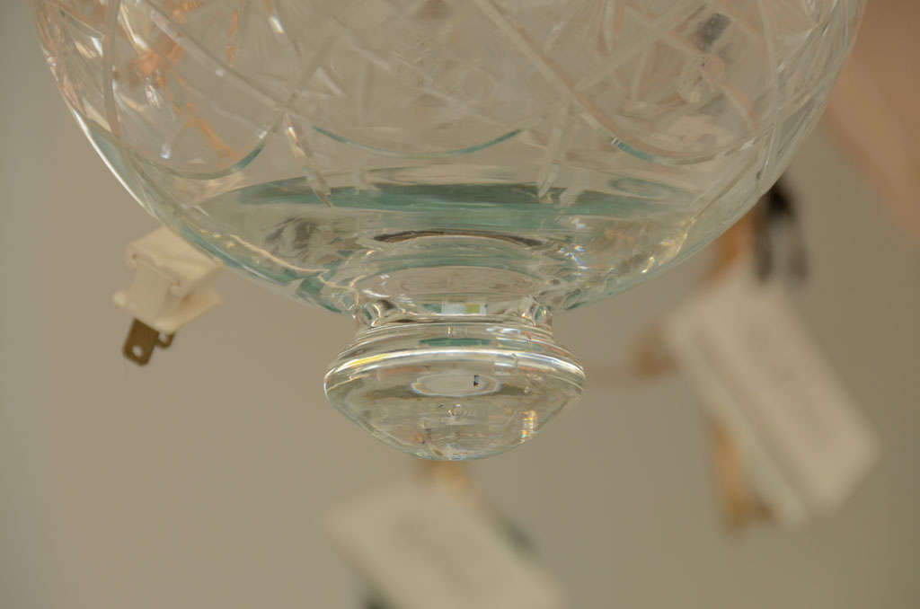 Lampe à suspension en forme de cloche gravée avec détails en laiton Bon état - En vente à Bridgehampton, NY