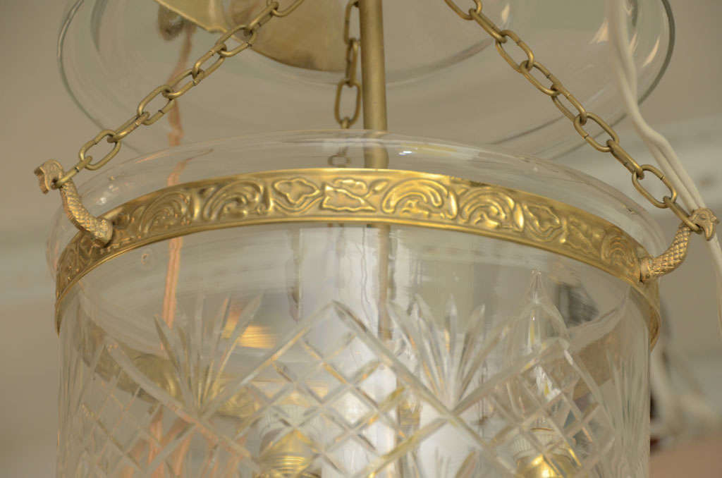 Milieu du XXe siècle Lampe à suspension en forme de cloche gravée avec détails en laiton en vente