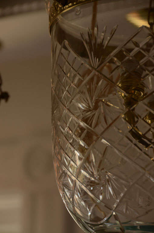 Lampe à suspension en forme de cloche gravée avec détails en laiton en vente 1