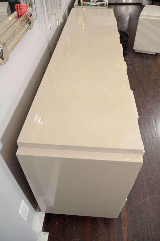 White Lacquered Lane Furniture Brutalist Dresser in the Manner of Paul Evans In Excellent Condition In New York, NY