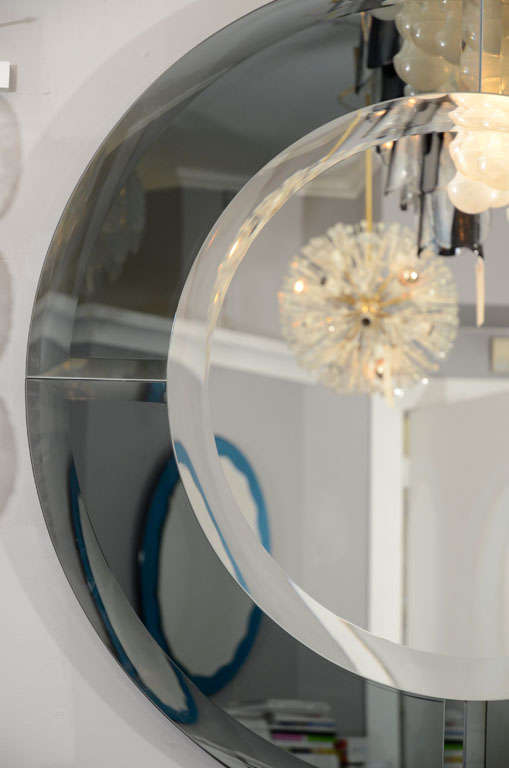 Biseauté Miroir rond personnalisé avec bordure en verre fumé à la manière de Karl Springer en vente
