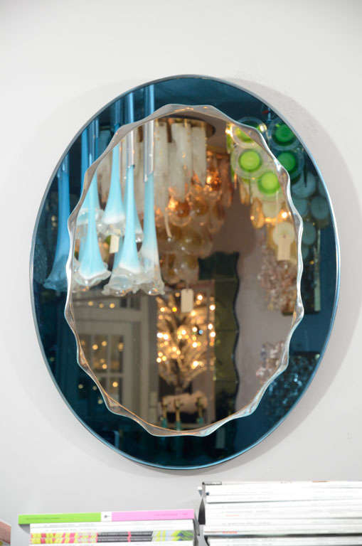 Miroir ovale personnalisé dans un cadre miroir bleu céruléen. Personnalisation disponible dans différentes tailles, formes et couleurs de miroir.