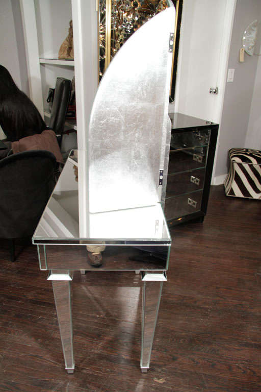 Coiffeuse en miroir de style Art Déco avec miroir triptyque Neuf - En vente à New York, NY