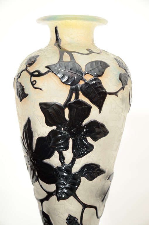 Art déco-Vase „Clematis Et Papillons“ von Daum Freres, Art déco im Zustand „Hervorragend“ im Angebot in Pompano Beach, FL