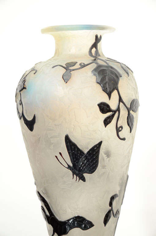 20ième siècle Vase Art Déco Daum Freres « Clematis et Papillons » en vente