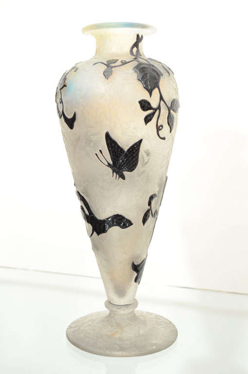 Art déco-Vase „Clematis Et Papillons“ von Daum Freres, Art déco (Opalglas) im Angebot
