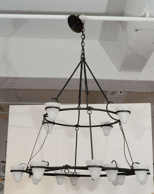 Lustre à deux niveaux inspiré de la Villa Kerylos avec des coupes en marbre patiné.