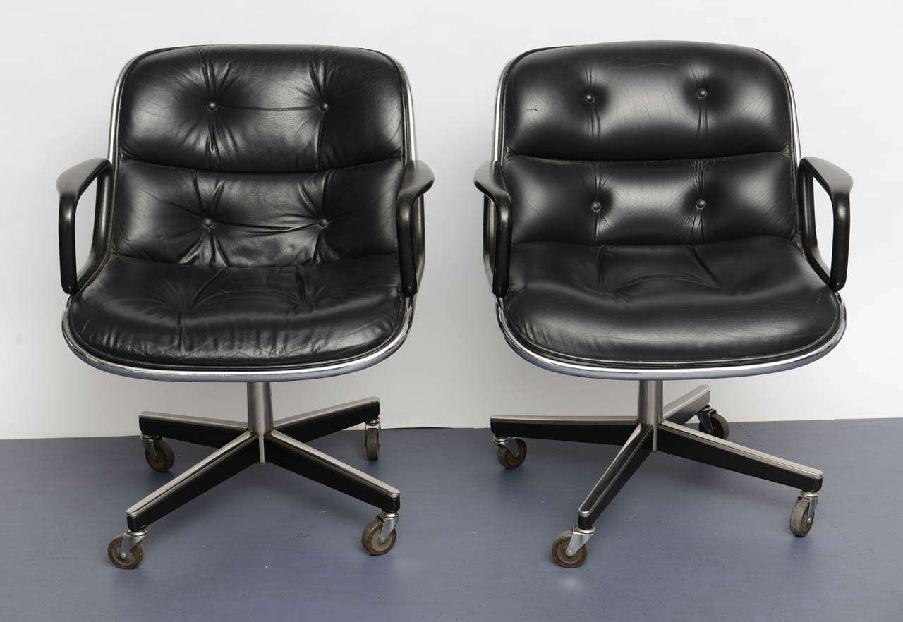 Pair of comfortable office ,executive desk armchairs in black leather and resine back., bakelite arms.
Tufted leather upholstery, aluminium rim.
One of the most iconic design by Knoll
