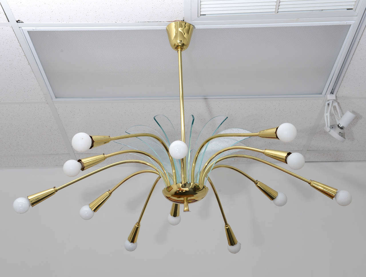Very pure lines and design for this Italian chandelier from the 1960s.
Glass crown around and above in the central upper part.
12 lamps give a very good lightening.