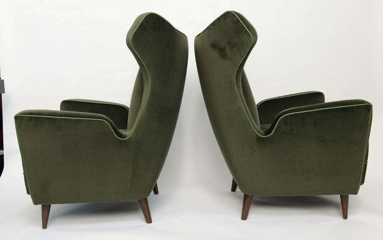 Pair of Exquisite Winged Armchairs in the Manner of Ponti In Excellent Condition In Miami, FL