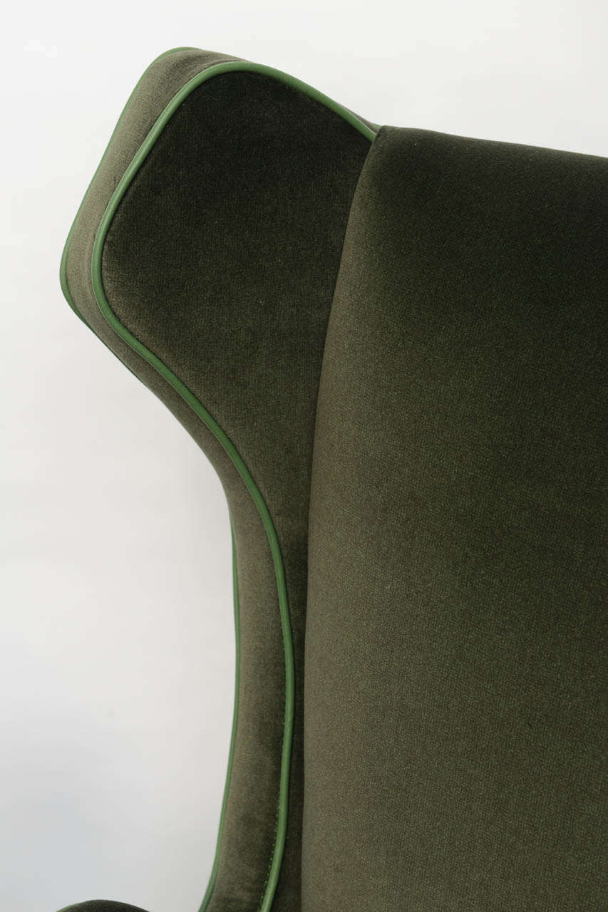 Pair of Exquisite Winged Armchairs in the Manner of Ponti 1