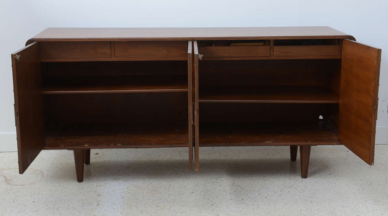Italian Late Art Deco Walnut Four-Door Buffet, Style of Guglielmo Ulric In Excellent Condition In Hollywood, FL