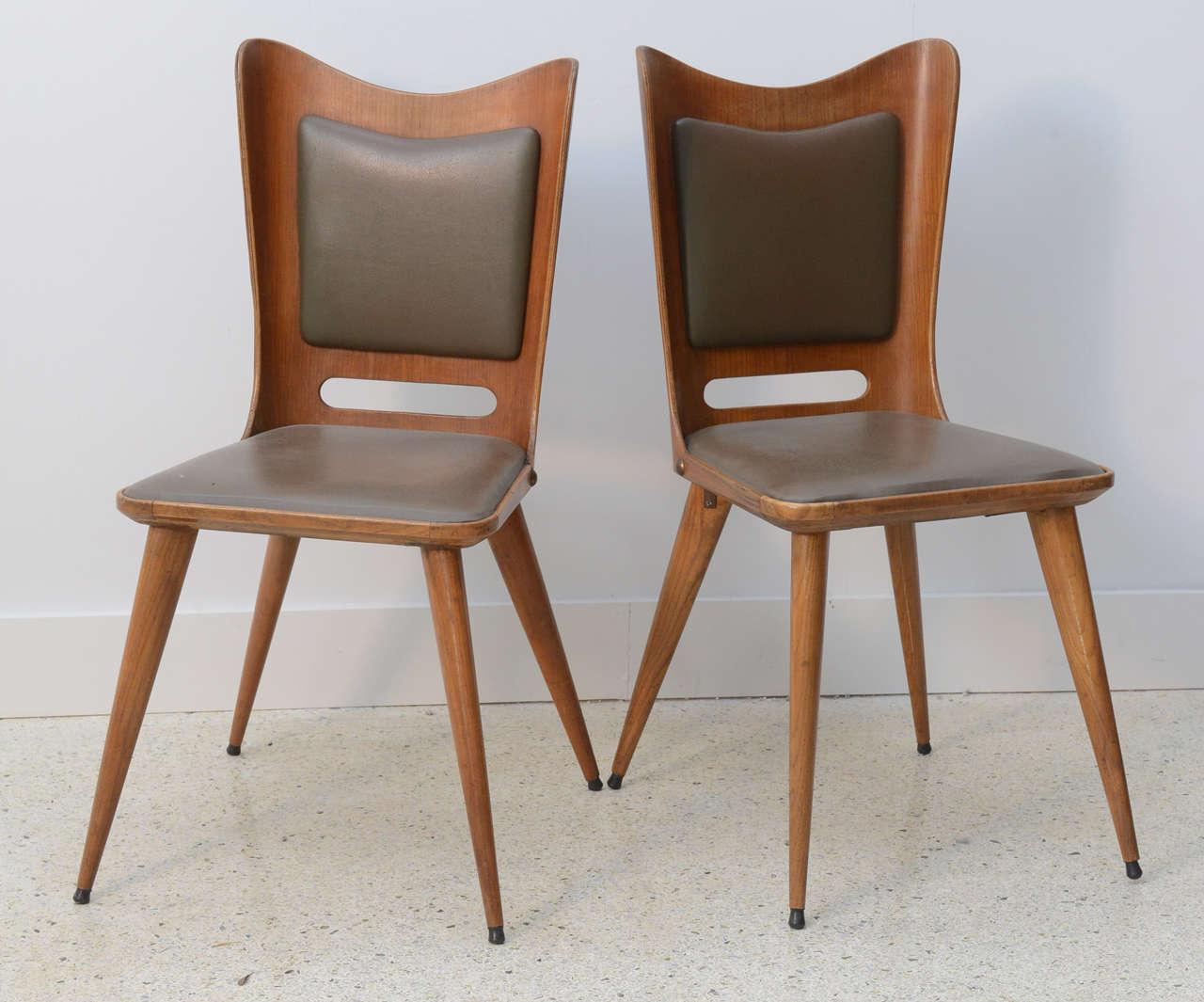 Mid-Century Modern Pair of Italian Modern Walnut Side Chairs, Guglielmo Ulrich For Sale