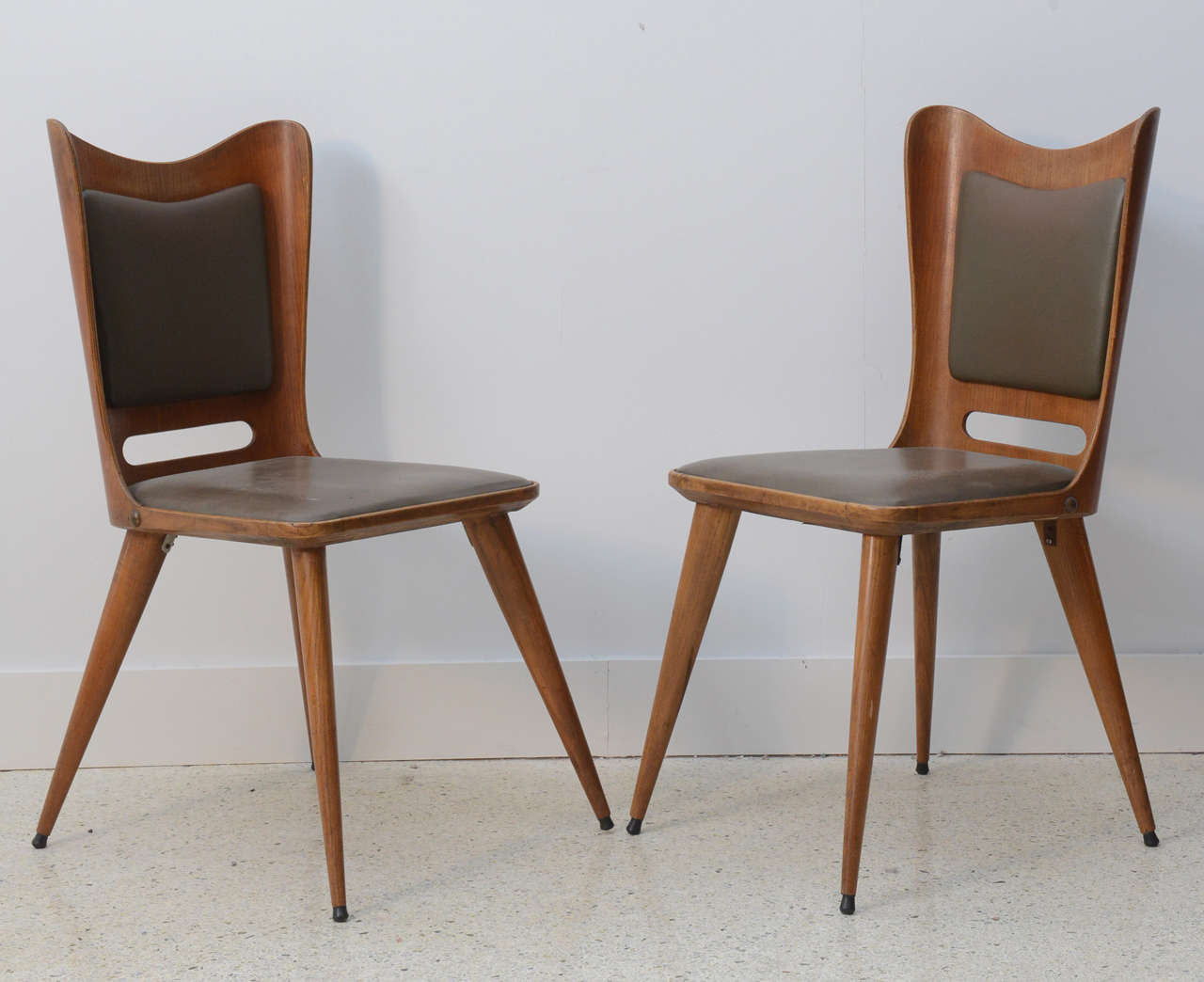 Pair of Italian Modern Walnut Side Chairs, Guglielmo Ulrich In Excellent Condition For Sale In Hollywood, FL