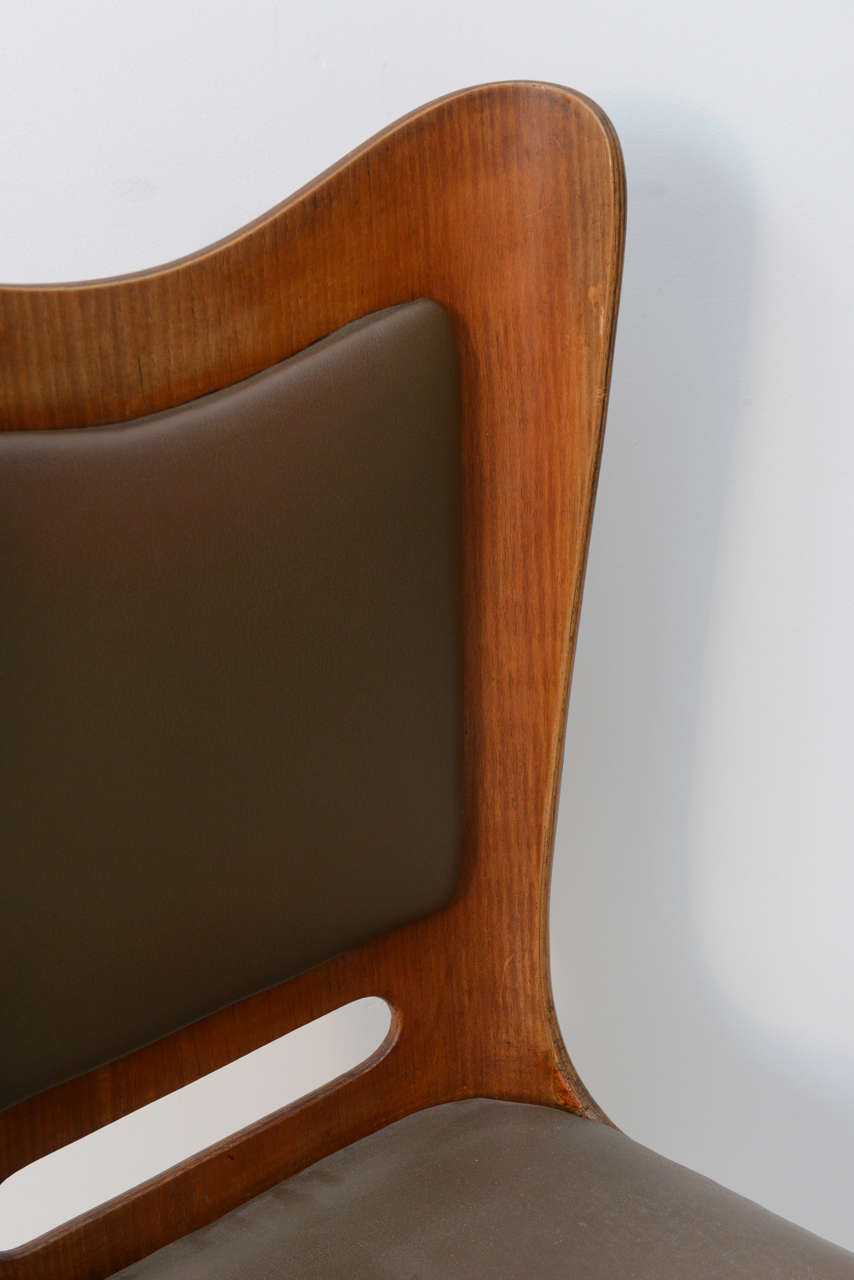 Mid-20th Century Pair of Italian Modern Walnut Side Chairs, Guglielmo Ulrich For Sale