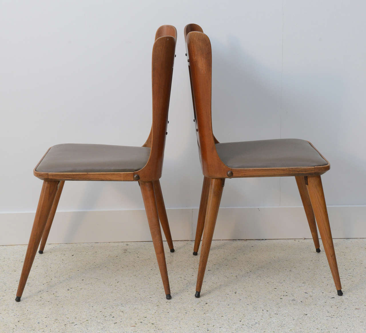 Pair of Italian Modern Walnut Side Chairs, Guglielmo Ulrich For Sale 2