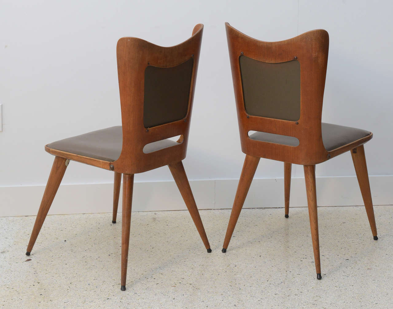 Pair of Italian Modern Walnut Side Chairs, Guglielmo Ulrich For Sale 3