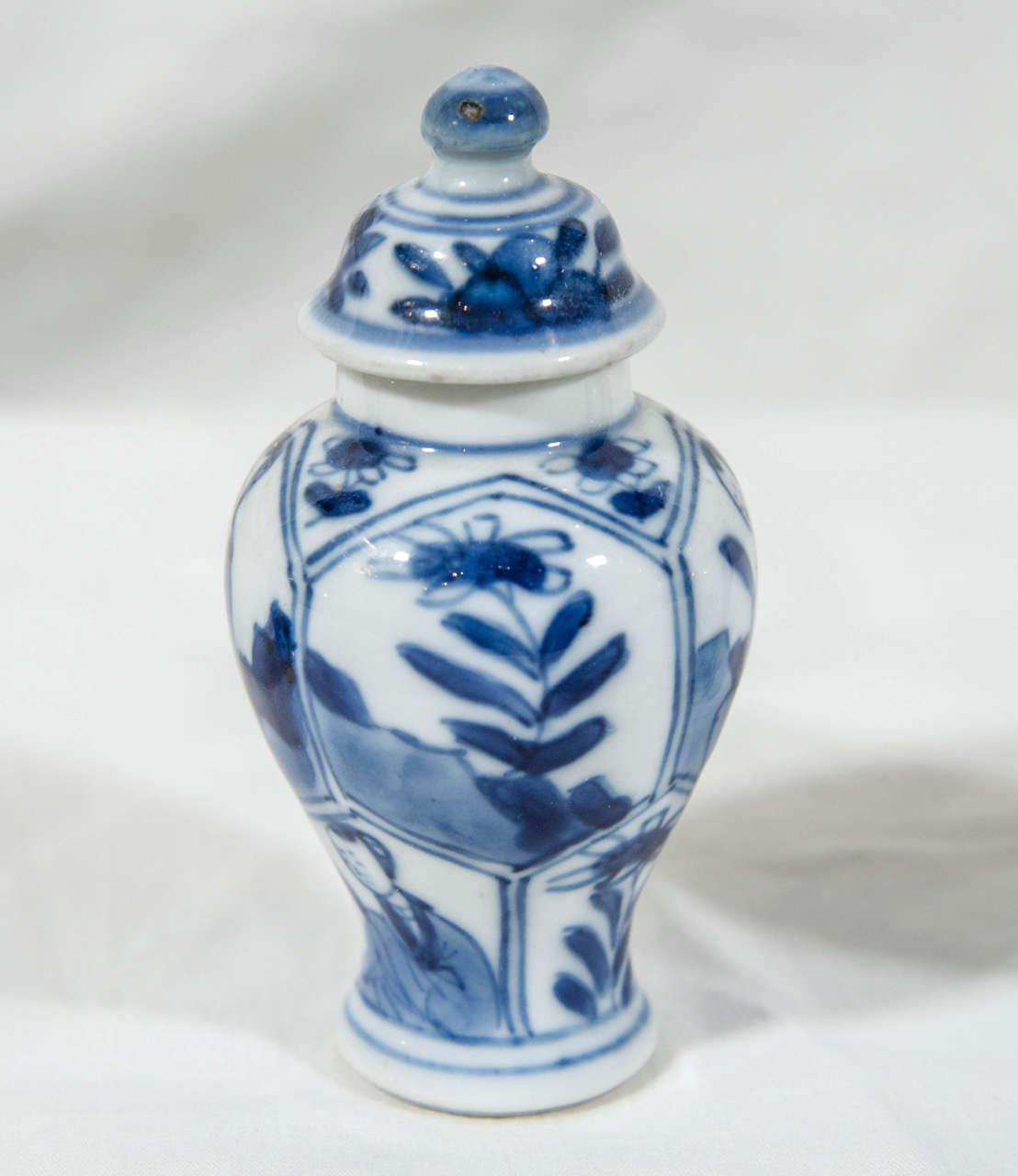 Three Small Kangxi Blue and White Chinese Porcelain Covered Vases In Excellent Condition In Katonah, NY