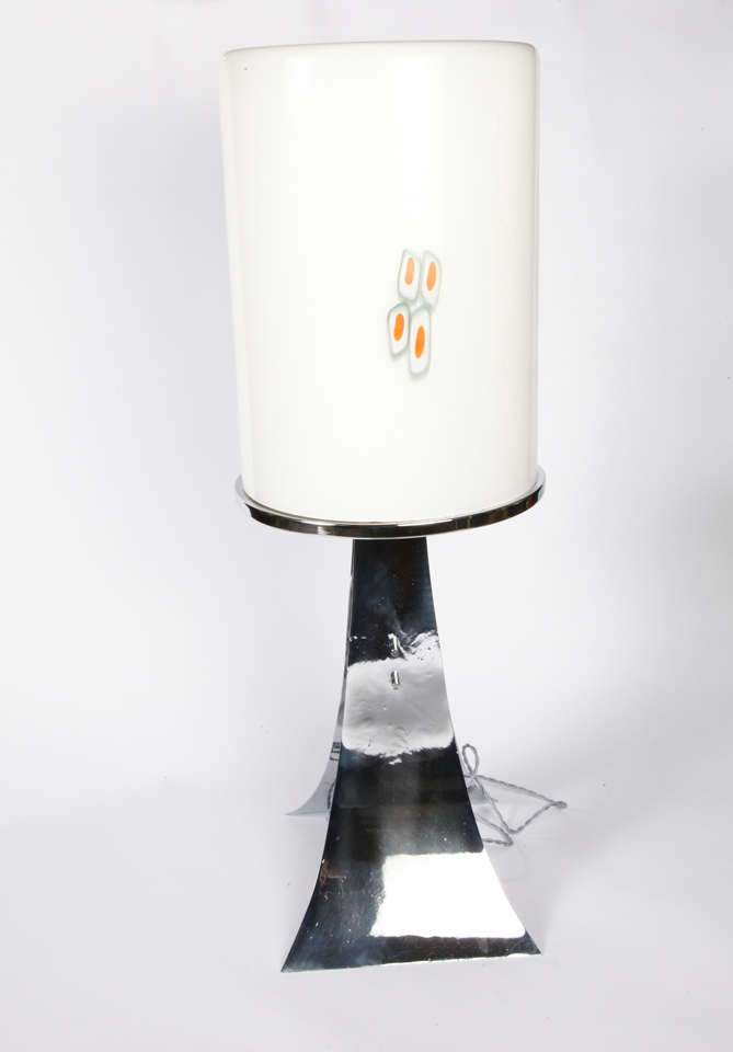 Rare lampe de table avec abat-jour en verre Murano murine
Par Vistosi
Fabriqué en Italie