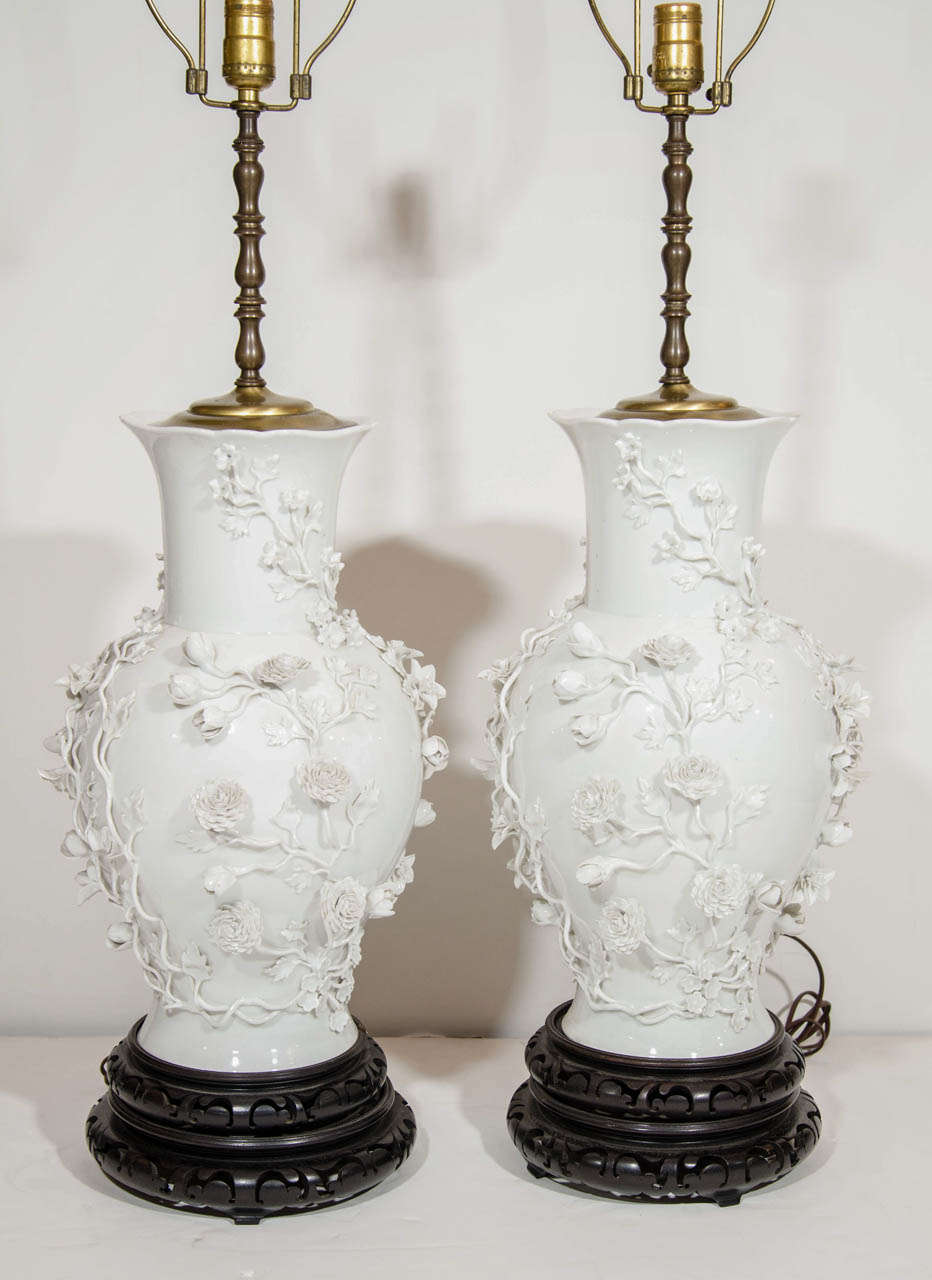 A Pair of Exquisite & Large Antique Louis XVI Chinoiserie style Chinese Blanc De Chine Porcelain lamps, 19th century For Sale 3