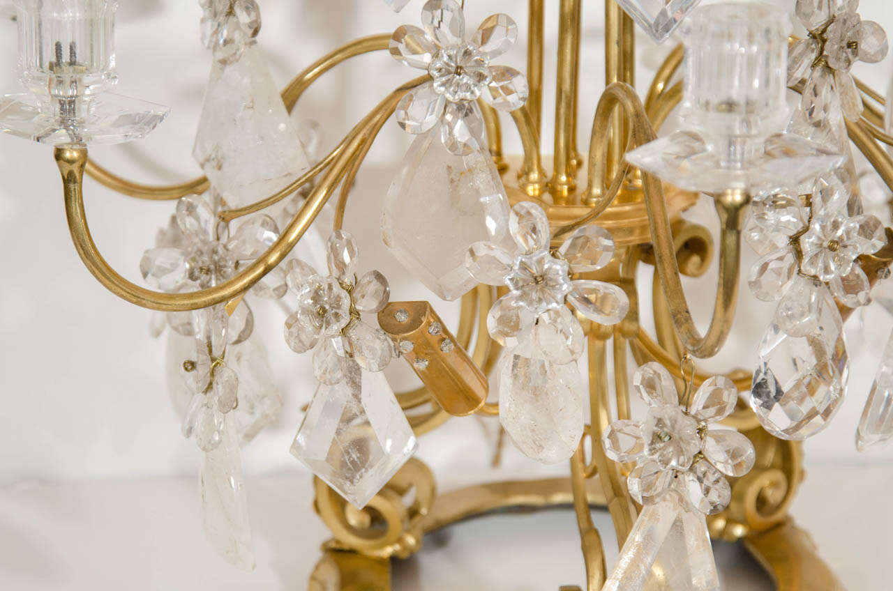 Doré Ensemble de candélabres français de style Louis XVI en bronze doré et cristal de roche taillé en vente