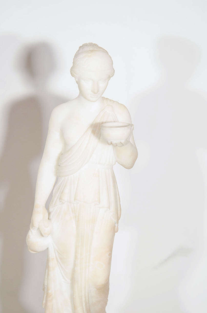 Néoclassique Paire d'anciennes figures néoclassiques italiennes en albâtre sur socle en vente