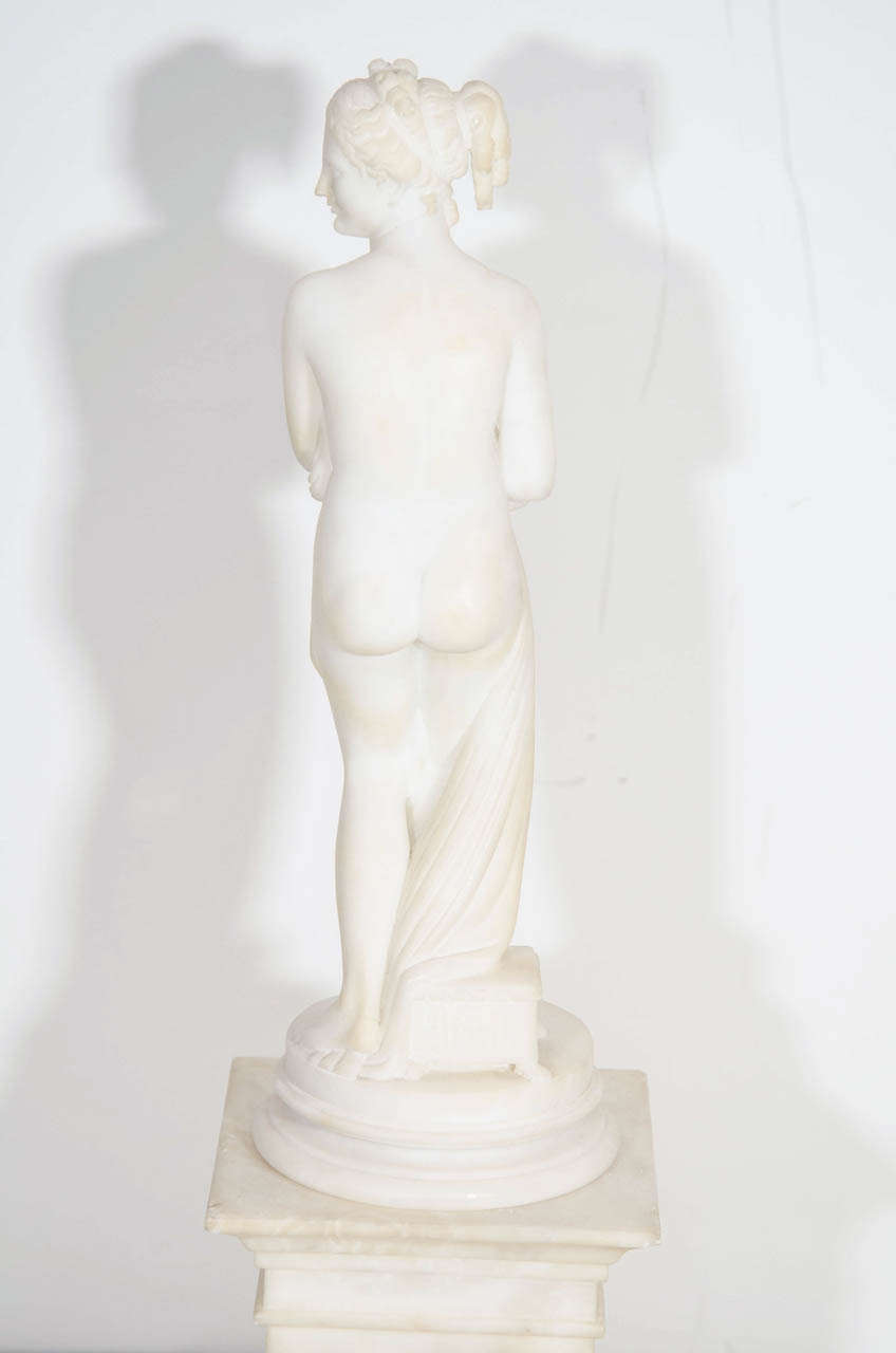 Paire d'anciennes figures néoclassiques italiennes en albâtre sur socle en vente 1