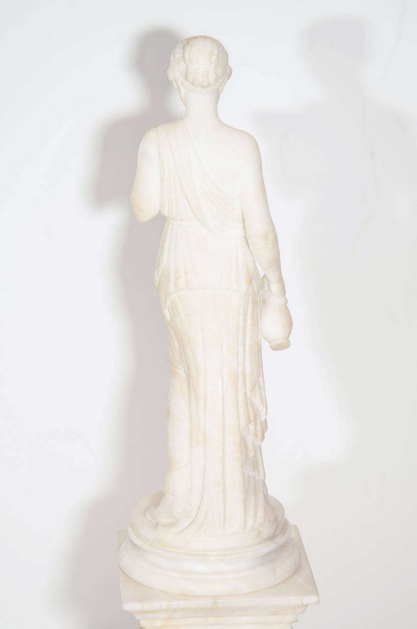 Paire d'anciennes figures néoclassiques italiennes en albâtre sur socle en vente 2