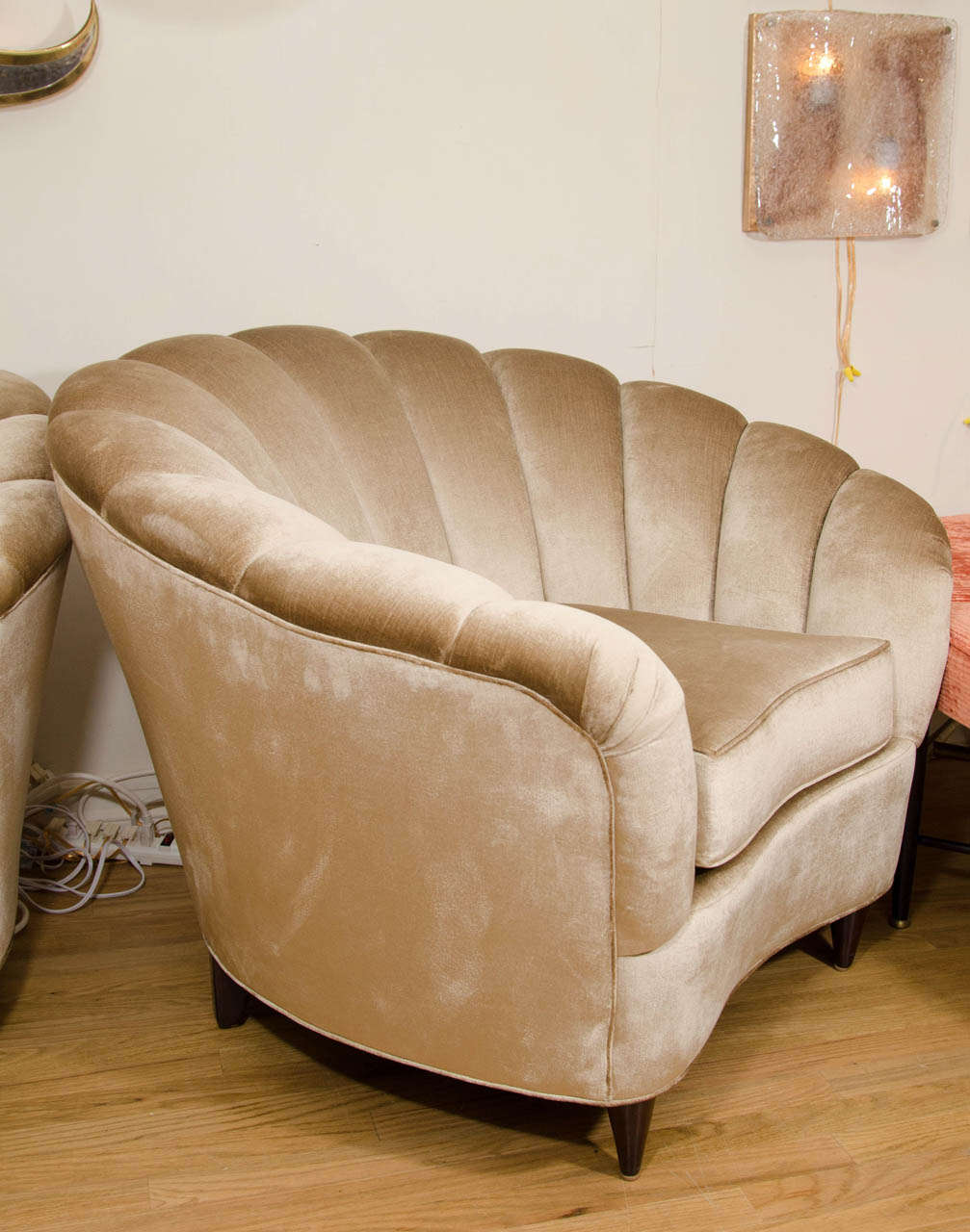Paire de fauteuils club rembourrés à dossier en éventail Bon état à New York, NY