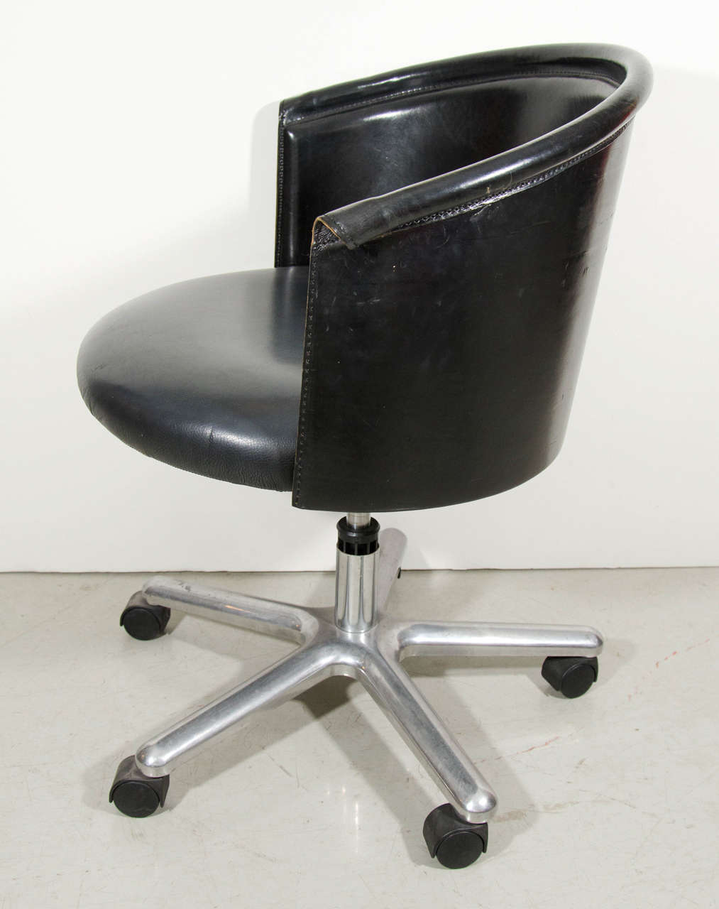 Zanotta Leather Bucket Desk Chair In Good Condition For Sale In New York, NY