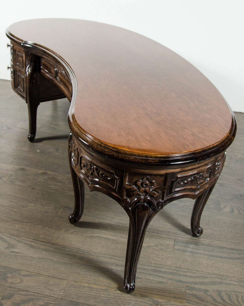 Elegant 1940s Hollywood Kidney Shaped Cocktail Table with Hand-Carved Detailing In Excellent Condition In New York, NY