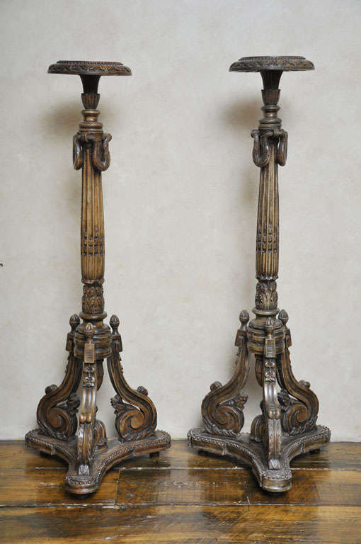 Italian Pair of Neoclassical Style Floor Standing Carved Torchiere Pedestals, Italy 1880 For Sale