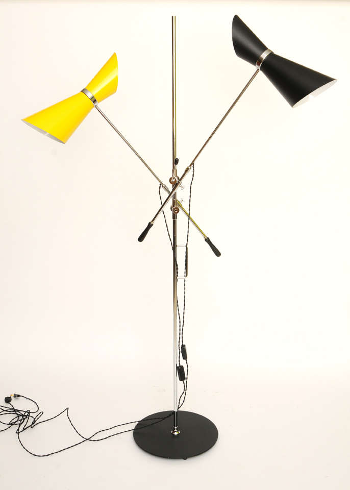 Quite nice floor lamp with two double cone heads on articulating arms, very adjustable in all directions. Each double cone has two lights, up and down. A 1950s, Guariche, Arteluce and Stilnovo style edited in the 1990s in Italy. Exceptional quality
