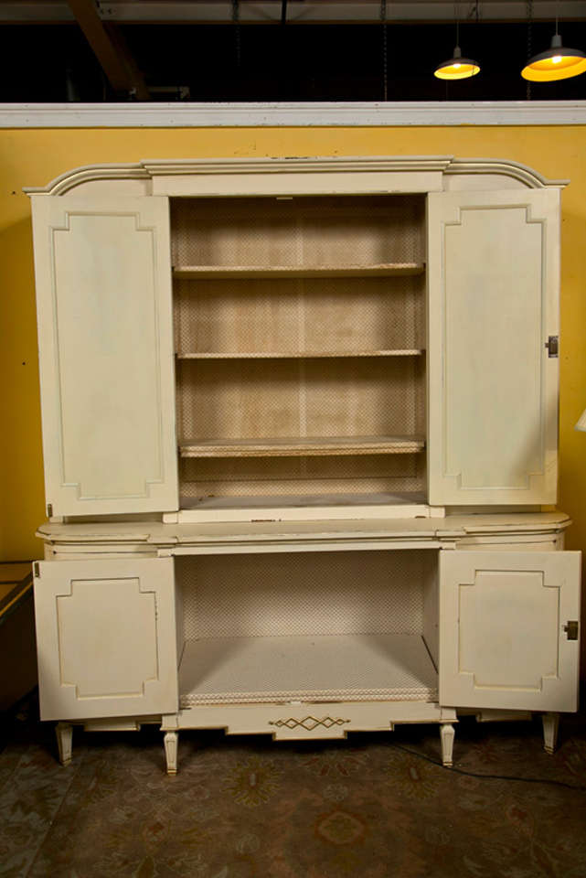 Maison Jansen, Bookcase, Painted Beige Wood, Gold Gilt, Silver Mirror, 1950s In Good Condition For Sale In Stamford, CT