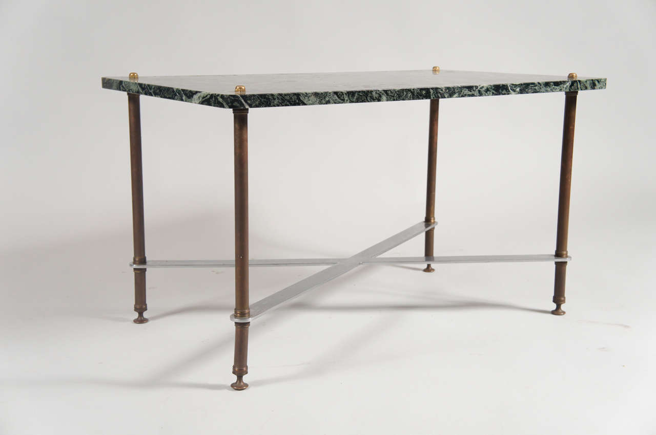 Tisch mit grüner Marmorplatte und Eisengestell.