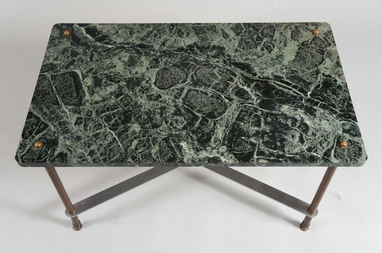 Grüner Tisch mit Marmorplatte und Eisenfuß aus Eisen (Französisch) im Angebot