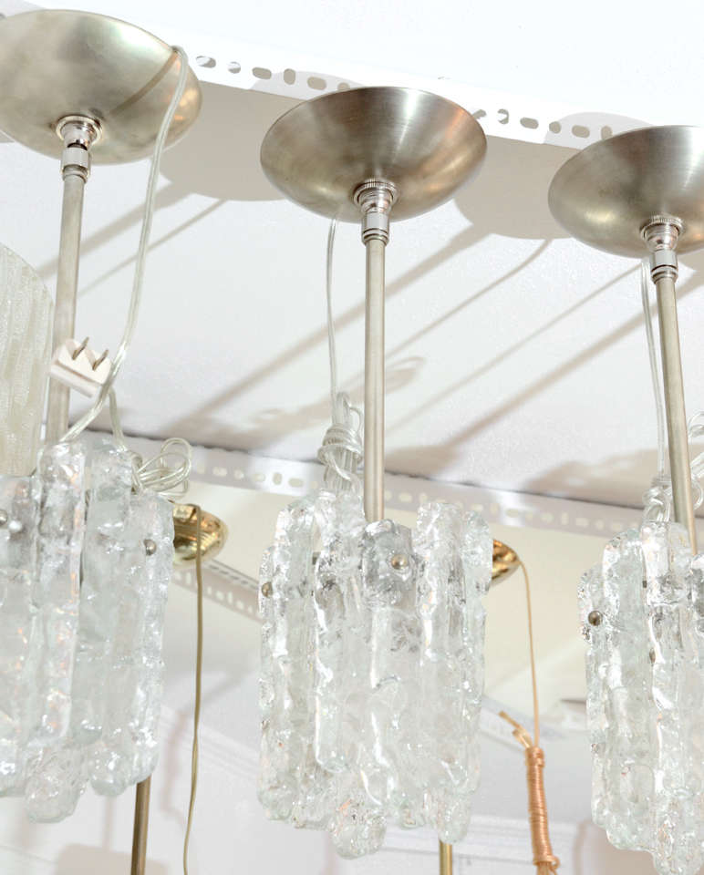 Pendente Kalmar Ice Fortress in vetro con finitura in nichel satinato e presa singola in ceramica stile candeliere fino a 60 watt. Cablata di recente.