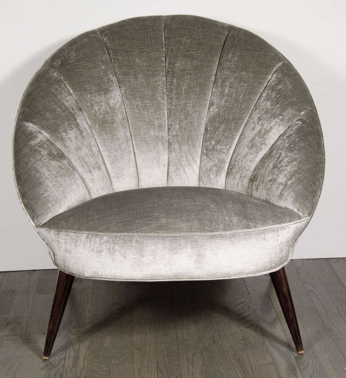 Paire de chaises d'appoint Modernist Channel Back de luxe