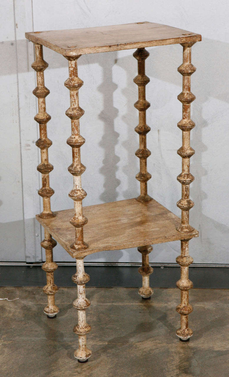 Il s'agit d'une superbe petite table fabriquée entre la fin du XIXe et le début du XXe siècle. Les pieds de la table sont faits de bobines de couture de 1,5