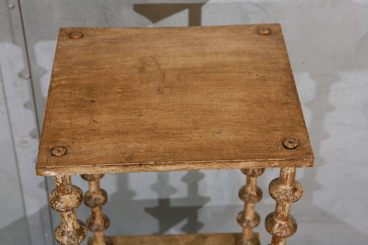 Américain Table/tablette d'appoint en forme de bobine à coudre d'art populaire américain