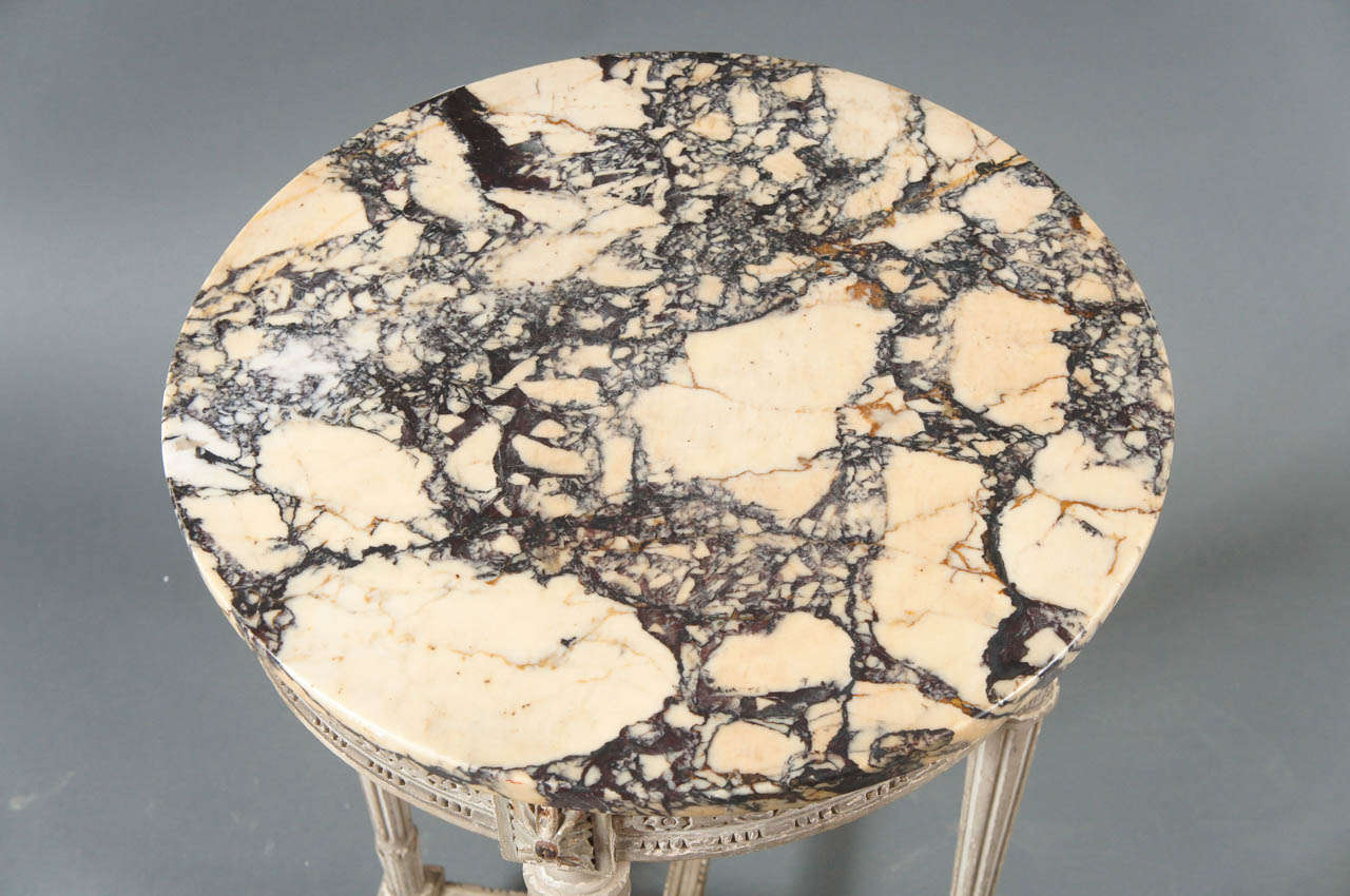 Einzelner französischer Beistelltisch mit schöner Marmorplatte im Zustand „Hervorragend“ im Angebot in Hudson, NY