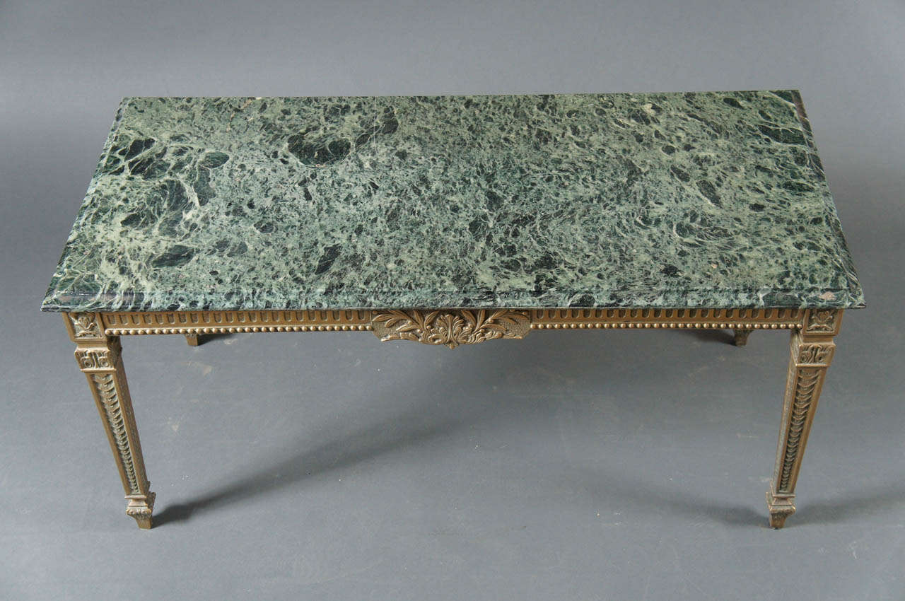 Mesa francesa de los años 40 con tablero de mármol y base de latón Francés en venta