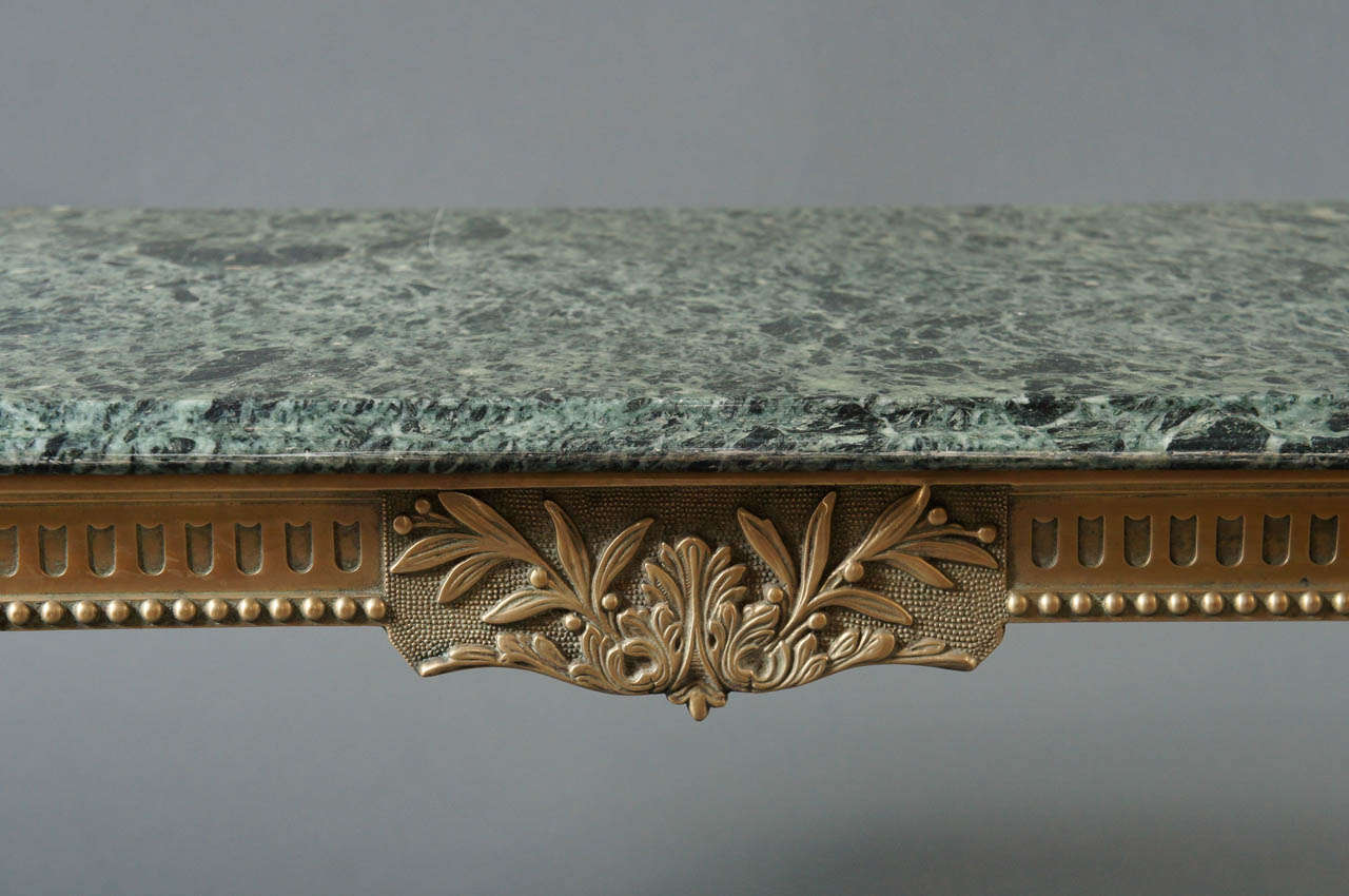 Français Table à plateau de marbre et base en laiton des années 1940 en vente