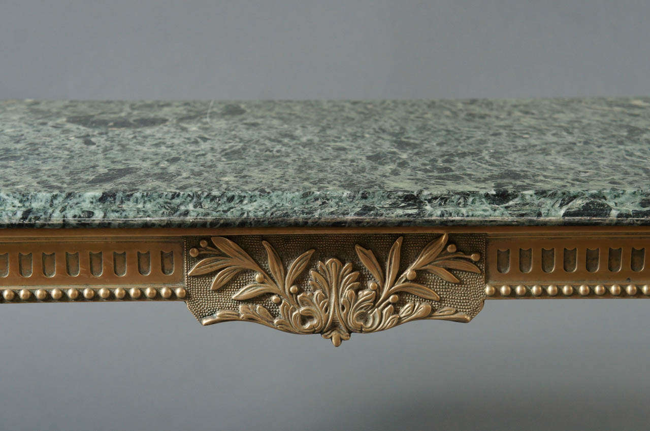 Mesa francesa de los años 40 con tablero de mármol y base de latón en Excelente estado para la venta en Hudson, NY