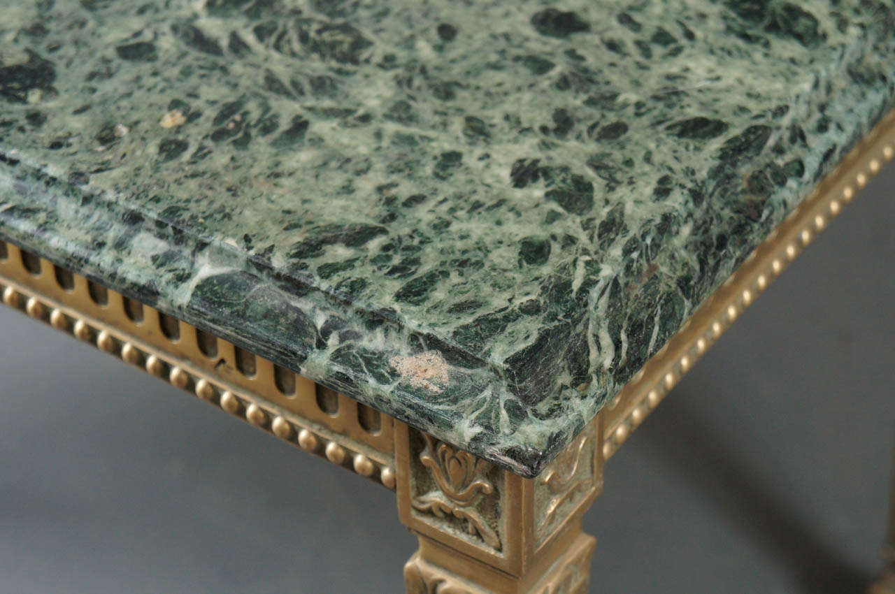 Table à plateau de marbre et base en laiton des années 1940 en vente 2